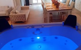 Meteora Grande Luxury Suite & Spa Villa